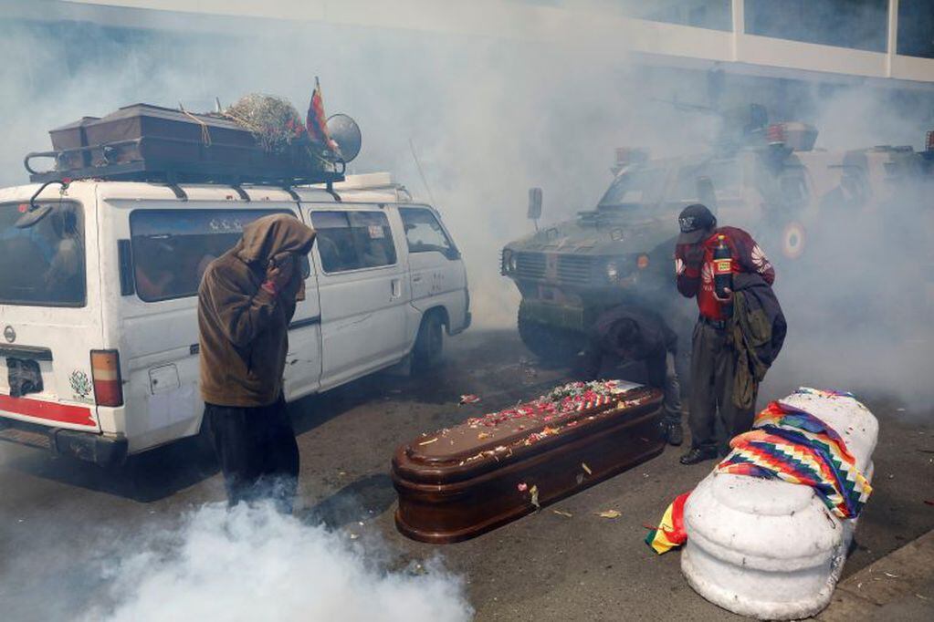 La historia de la imagen que recorre Bolivia sobre los ataúdes entre gas lacrimógeno