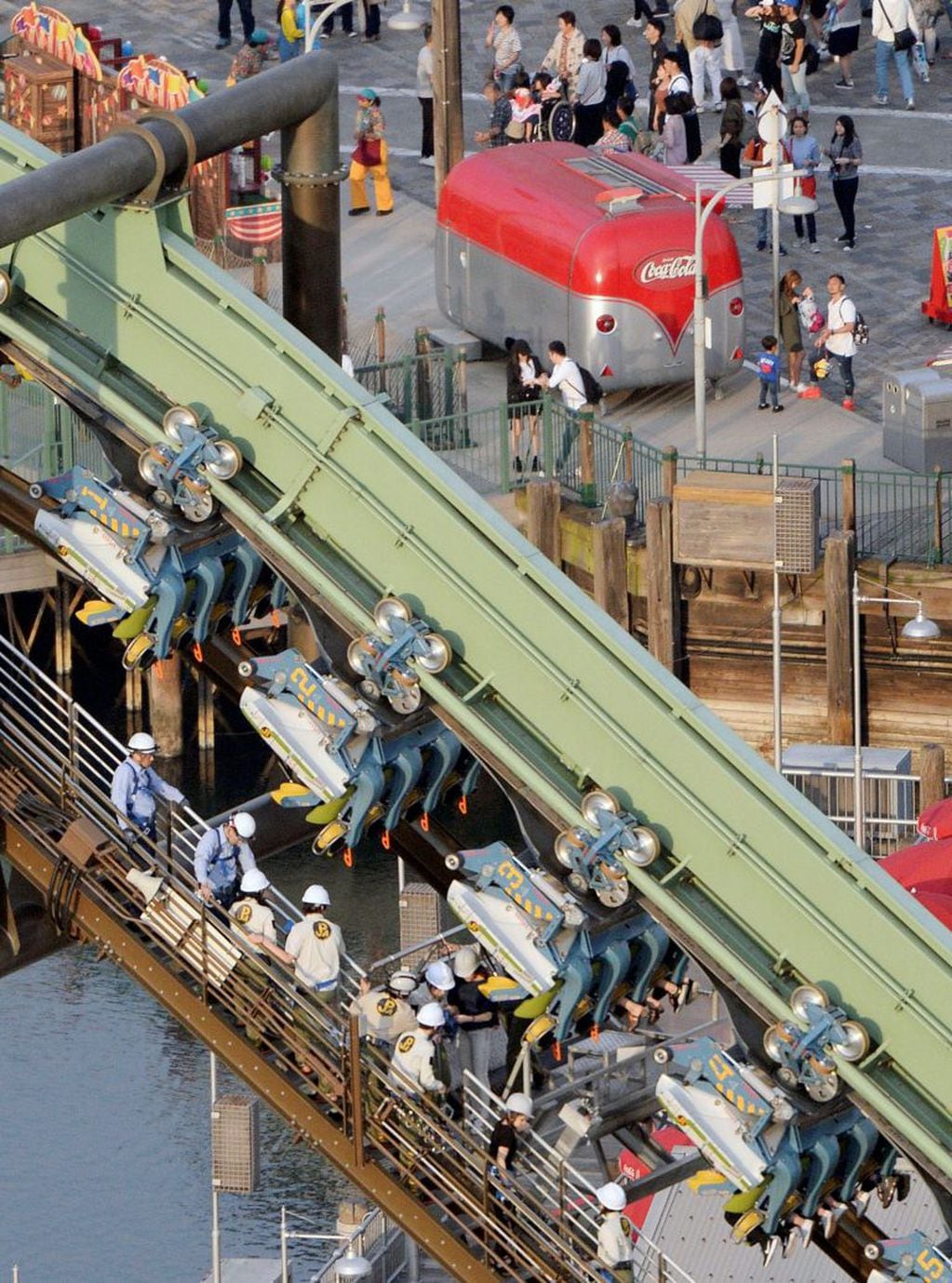 Japón: 64 personas quedaron suspendidos de cabeza en una montaña rusa.