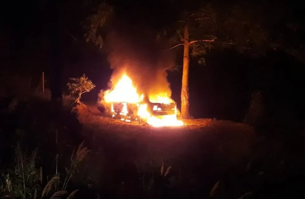 Las llamas consumieron en su totalidad al auto.