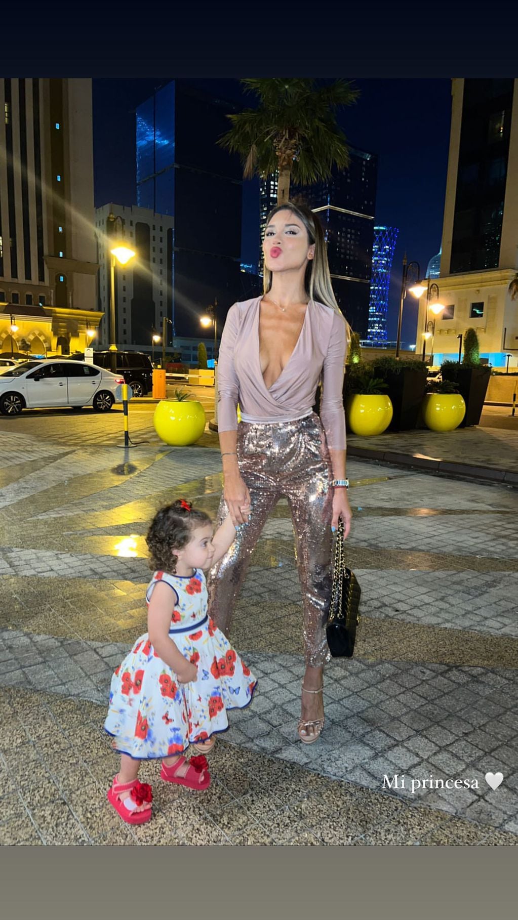 Agustina Gandolfo sorprendió con un catsuit dorado en la noche Qatarí