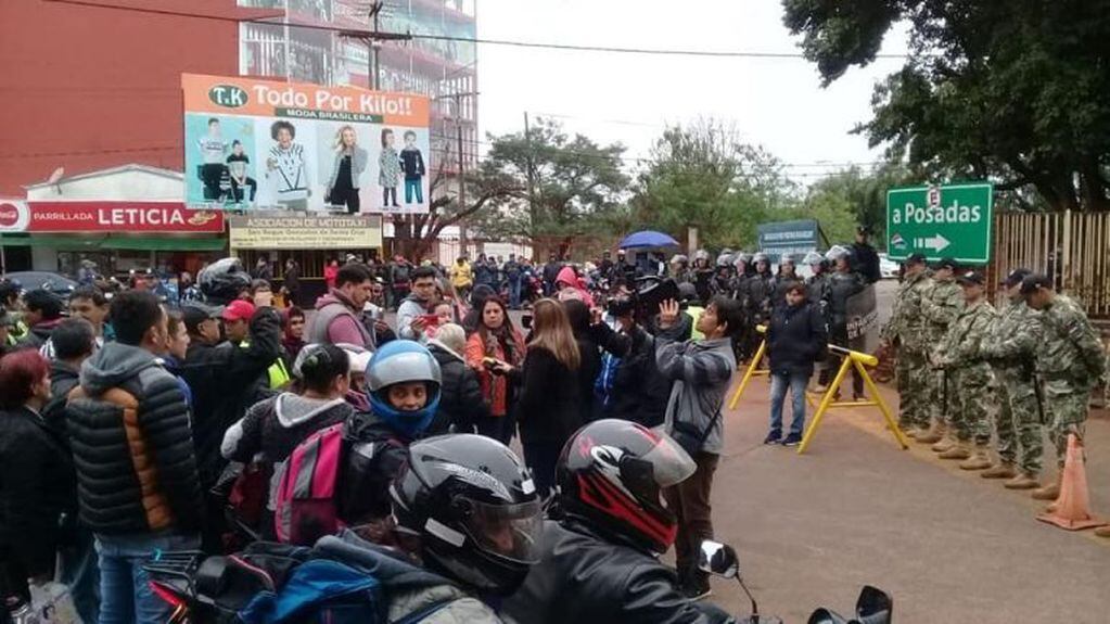 Los mototaxistas, una institución en el cruce argentino-paraguayo, se quejan por los controles lentos y por el presunto maltrato por parte de Gendarmería y Migraciones de la Argentina. (MisionesOnline)