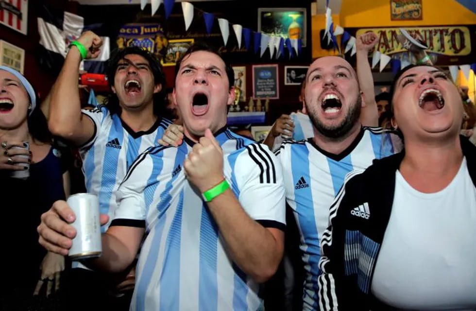 Soccer Football - World Cup - Group D - Nigeria vs Argentina - Sao Paulo, Brazil - June 26, 2018 - Fans react at an Argentinian restaurant during the match. REUTERS/Paulo Whitaker   hinchas hinchadas fanaticos argentina argentinos fans fanaticos hinchas