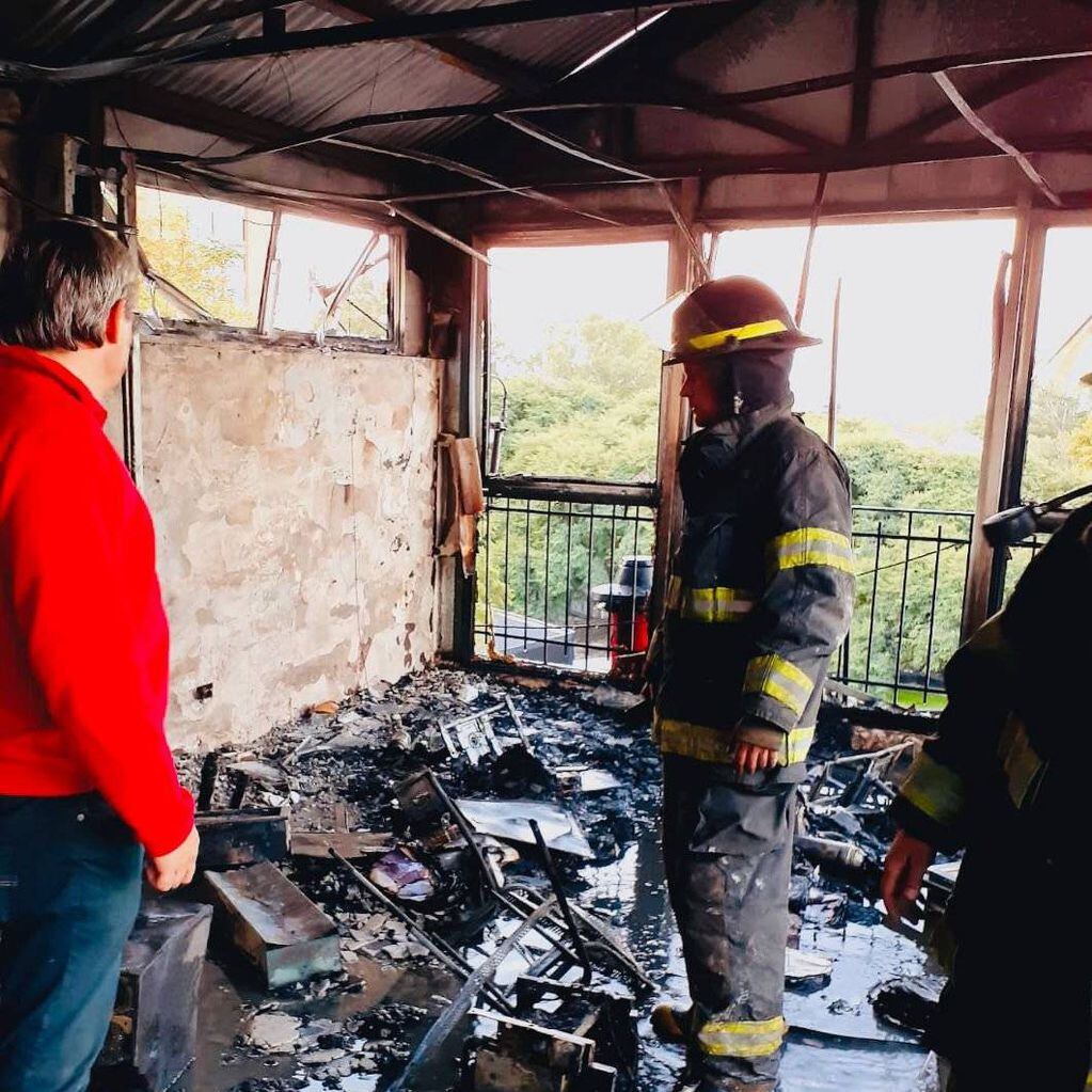El fuego provocó daños importantes en el tercer piso, pero no hubo riesgo de propagación hacia otras dependencias.