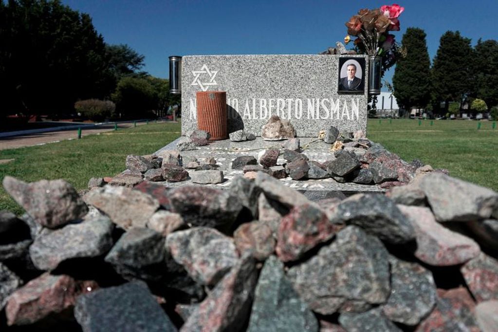 La tumba de Alberto Nisman, en el cementerio de La Tablada. Crédito: AFP PHOTO / EITAN ABRAMOVICH.