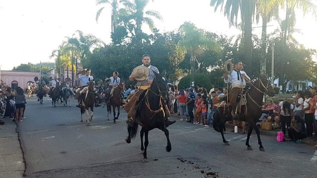 La comunidad aplaudió el paso de los gauchos en su pasaje en torno a la plaza "Domingo T. Pérez".