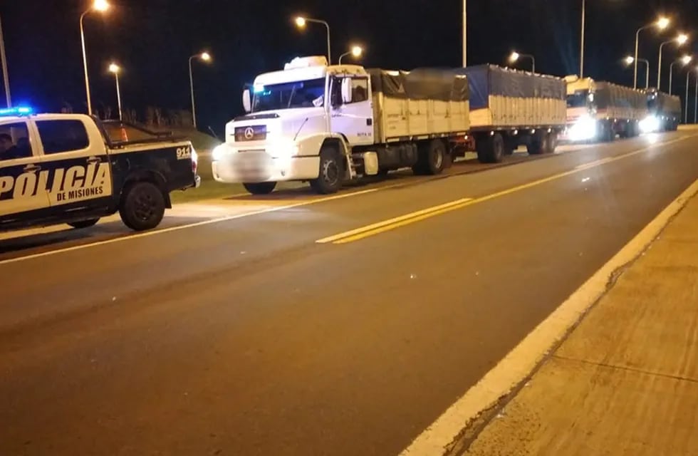 Las fuerzas de seguridad fueron alertadas por los lugareños que cuatro camiones circulaban por un camino alternativo.
