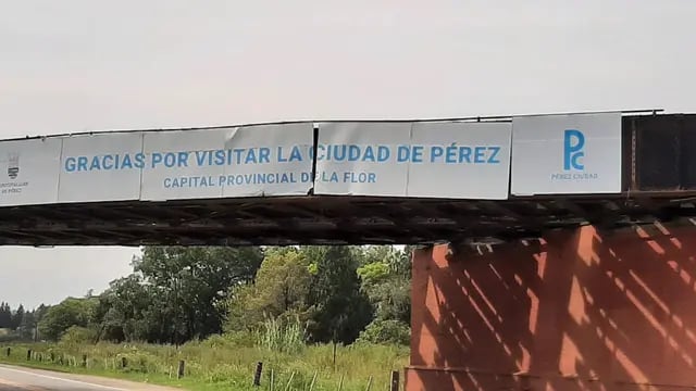 Pérez: cartel a punto de caerse sobre el puente La Virginia