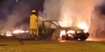 Puerto Esperanza: un auto se incendió tras cargar combustible, afortunadamente no hay heridos