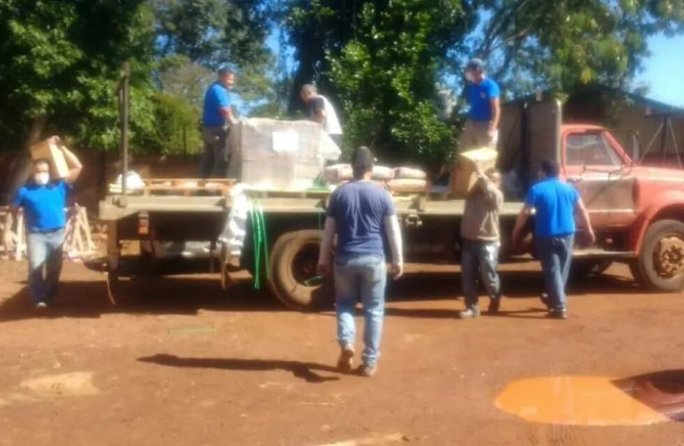 Descarga de los materiales donados por Arauco