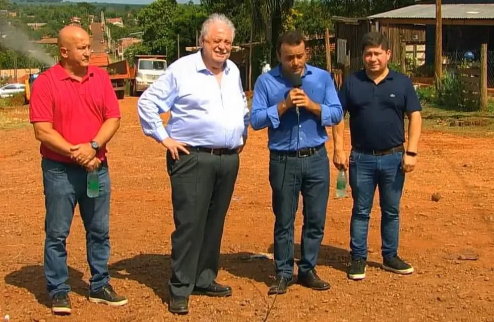Ginés González García en Iguazú, con el gobernador Oscar Herrera Ahuad, al ministro Oscar Alarcón, y al intendente Claudio Filippa. (Captura de video)