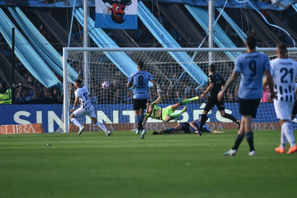 Bustos define y pone el 1-1 entre Belgrano y Talleres, por el clásico de Córdoba, en Alberdi. (Javier Ferreyra / La Voz)