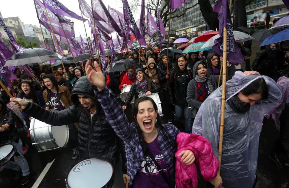 marchas protestas manifestaciones #NiUnaMenos marcha paro nacional de mujeres contra los femicidiosrnrnBAS001. BUENOS AIRES (ARGENTINA) 19/10/2016.- Miles de personas participan hoy, miu00e9rcoles 19 de octubre de 2016, de la marcha convocada por la plataform