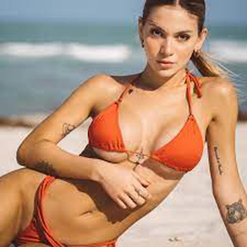 Sasha Ferro posó con un bikini rojo fuego y subió las temperaturas,