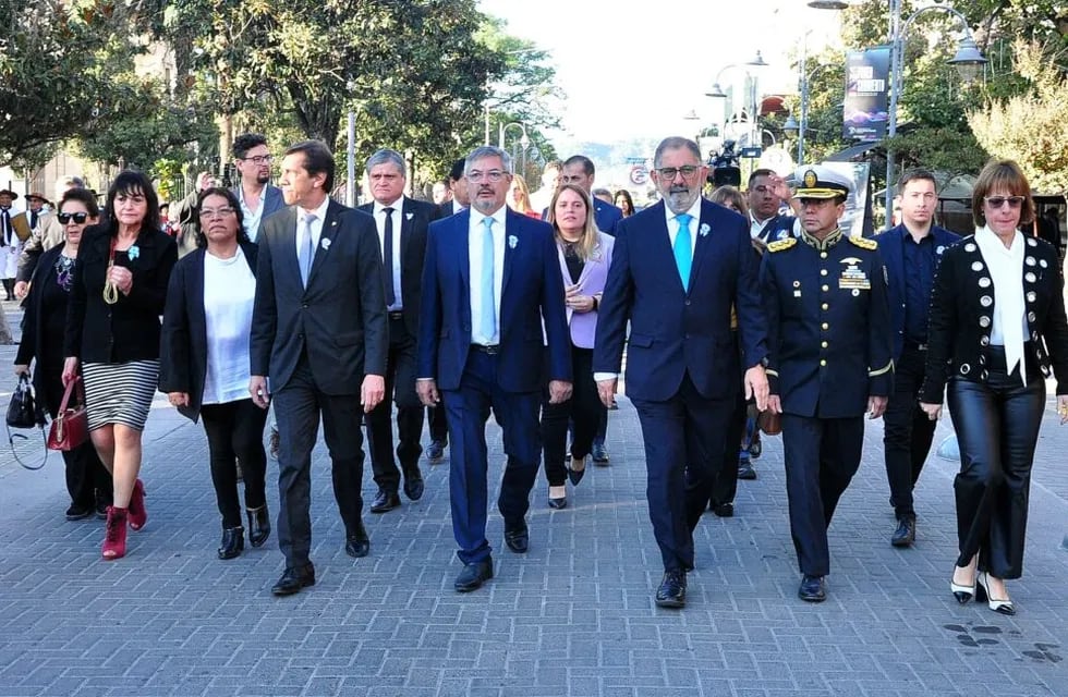 El ministro Carlos Sadir, el diputado Fabián Tejerina y el intendente Raúl Jorge encabezaron los actos con motivo del 213.er aniversario de la Revolución de Mayo en Jujuy.