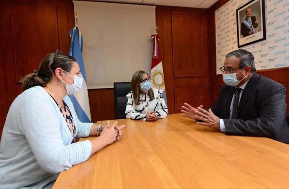 Gabriela Barbas con los nuevos directores del Hospital Materno Neonatal. Foto Prensa Gobierno