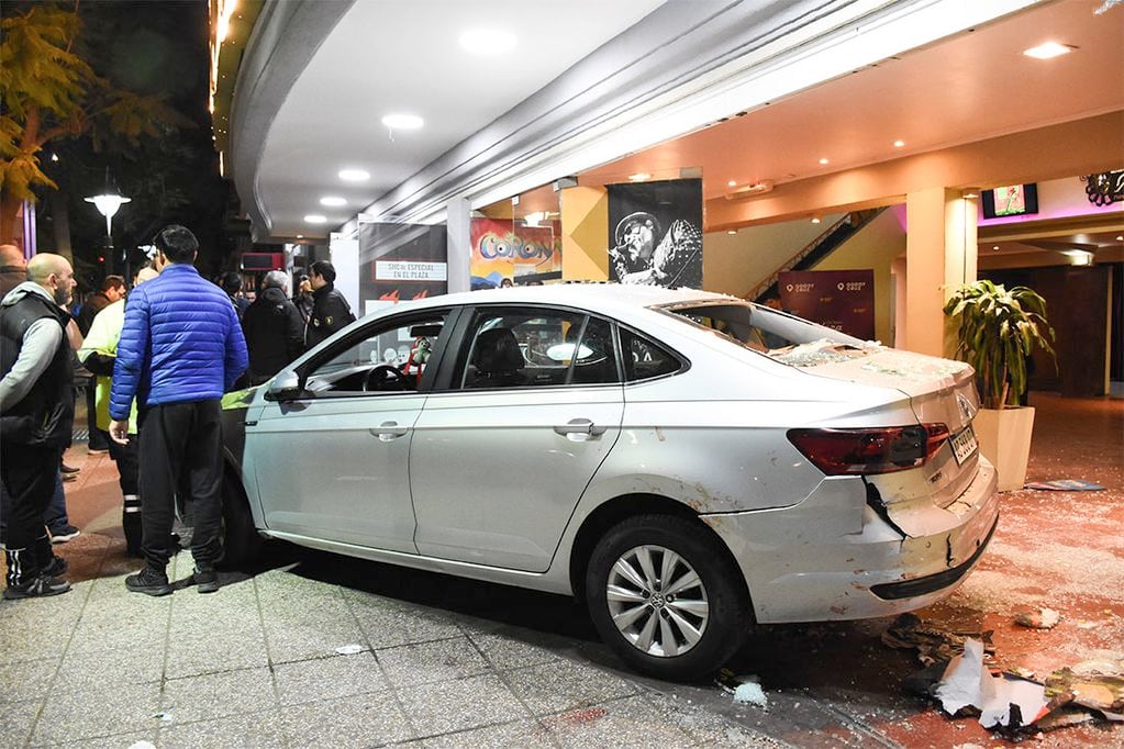 Un conductor perdió el control de su auto, se incrustó en el Teatro Plaza y atropelló a 23 personas: 15 internados y 3 graves.