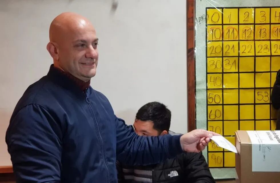 Daniel Gómez Gesteira emitiendo su voto. (Foto: gentileza Yanina F.).