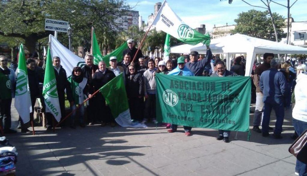 Marcha de trabajadores en el centro de Corrientes
