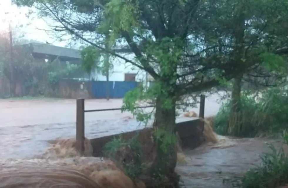 Arroyo Pomar en Eldorado desbordado por las lluvias. (Infocuatro)