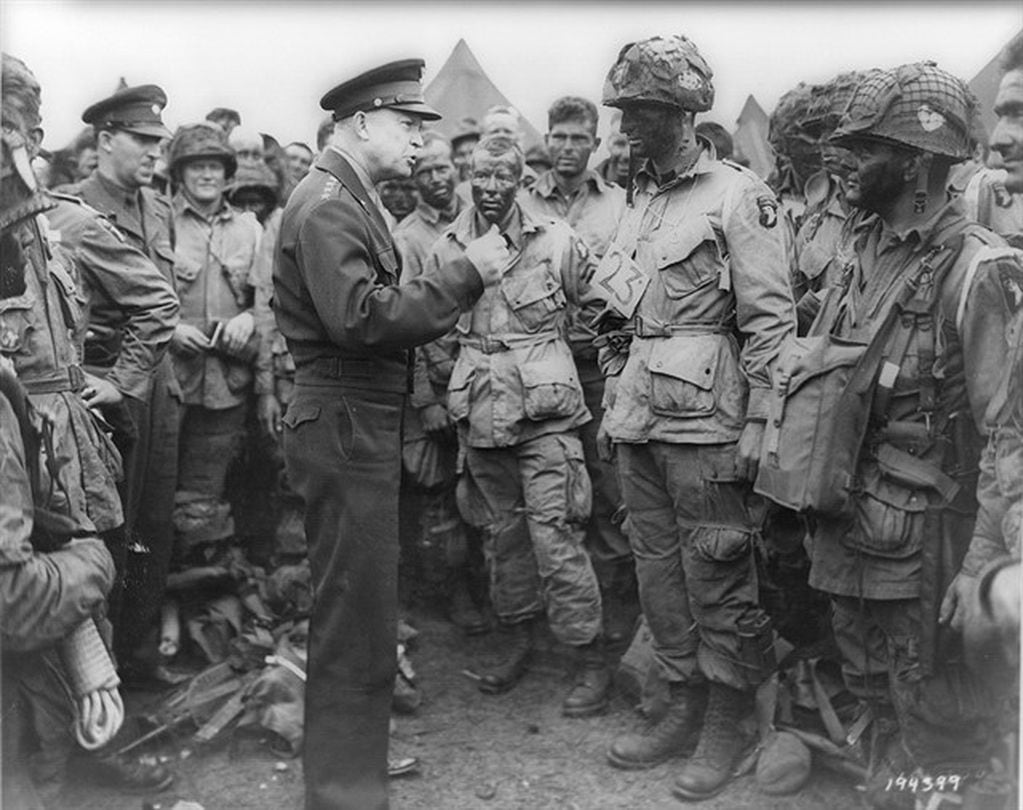 El general estadounidense ‎Dwight Einsenhower, comandante de las tropas aliadas, durante el apresto final de los paracaidistas de la Armada de su país para el "Día D".