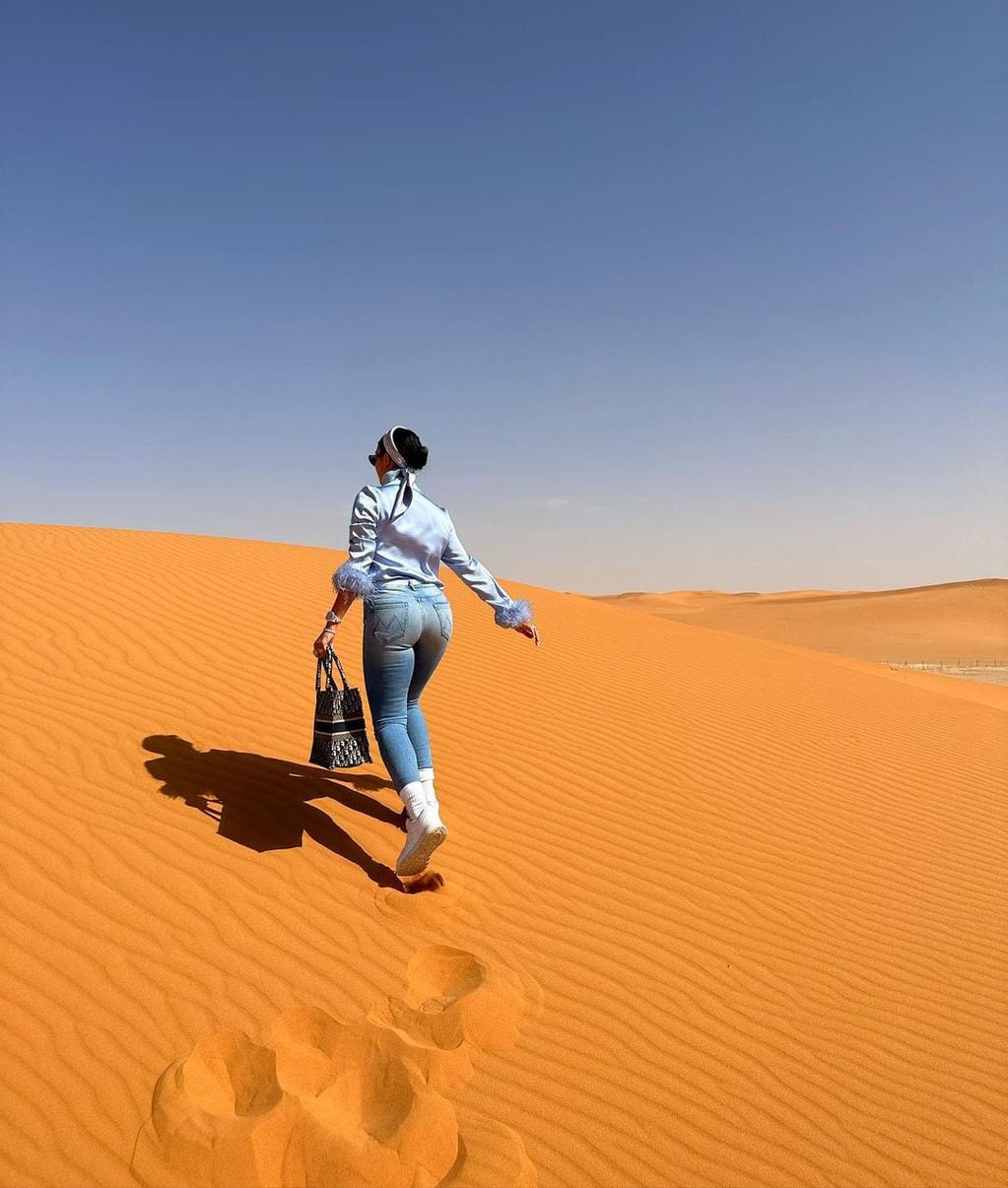 La modelo Georgina Rodríguez "conquistó" el desierto con un look a puro lujo