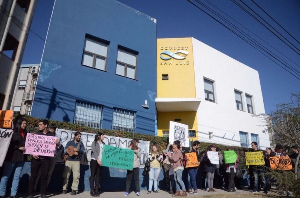 Becarios se manifestaron frente al instituto del Conicet en San Luis. Foto: Alejandro Lorda.