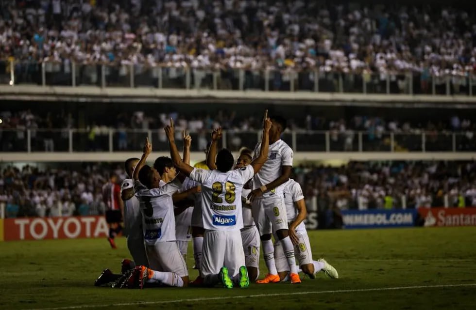 Santos festeja sus goles ante Estudiantes. (Foto: EFE/Fernando Bizerra Jr.)