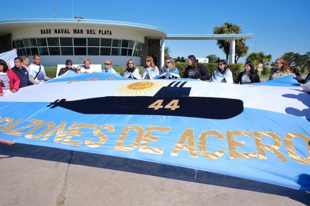 Familiares de los 44 tripulantes del submarino argentino ARA San Juan en Mar del Plata (Foto: EFE/Diego Izquierdo)