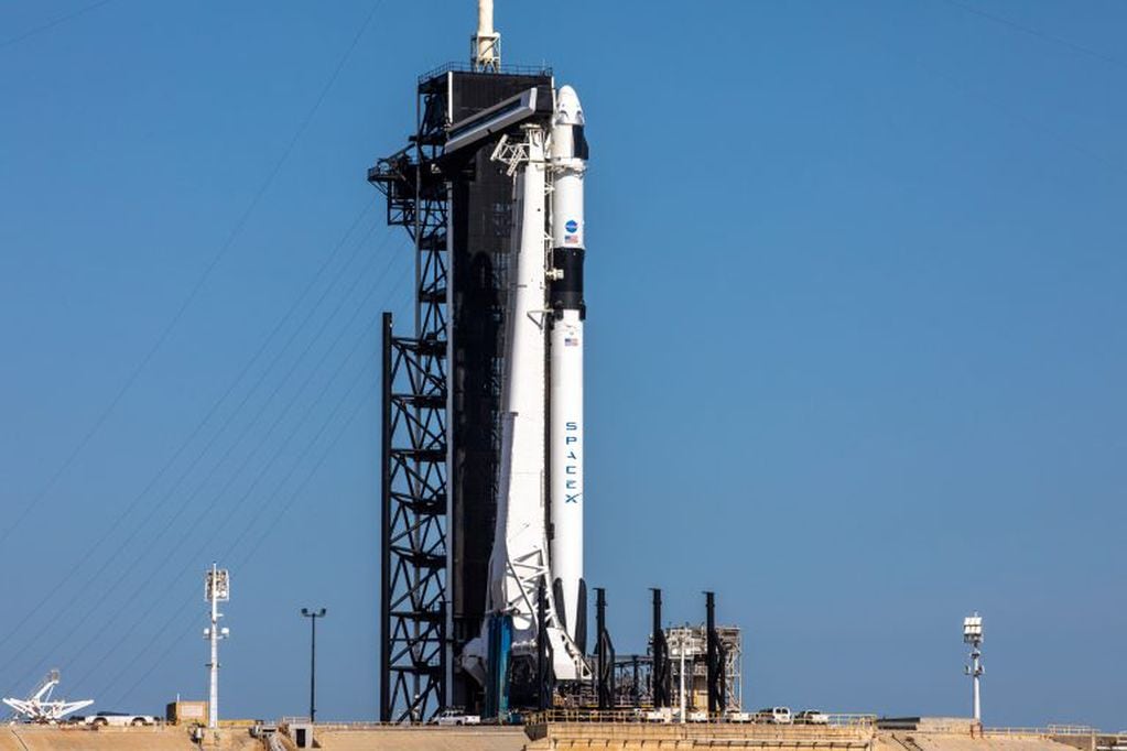 El cohete Falcon 9, de SpaceX, ya ubicado en la histórica plataforma de lanzamiento 39A de la NASA. Todo listo para el despegue, que marcará una nueva era espacial para EE.UU.