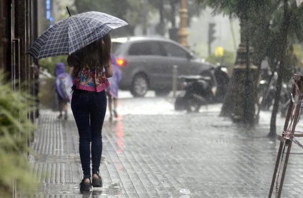 DYN46, BUENOS AIRES 22/02/2017, LLUVIA EN LA CIUDAD. FOTO: DYN/JAVIER BRUSCO. ciudad de buenos aires  fuerte temporal sobre la ciudad tras el dia de calor extremo clima ola de calor lluvias temporales tormentas