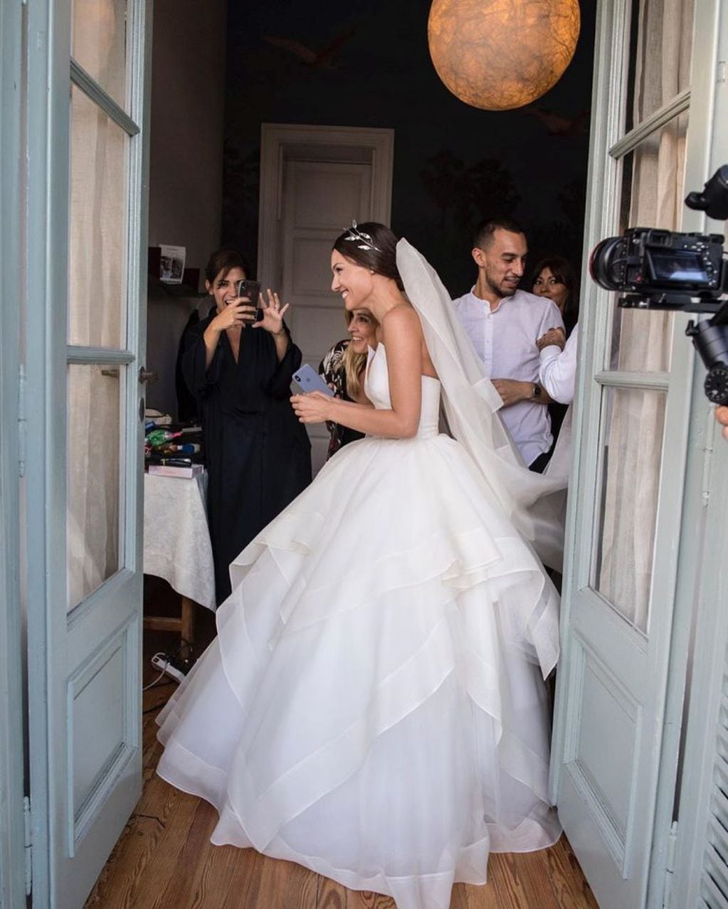 Pampita Ardohain se prepara para caminar hacia el altar en su casamiento con Roberto García Moritán (Foto: Instagram)