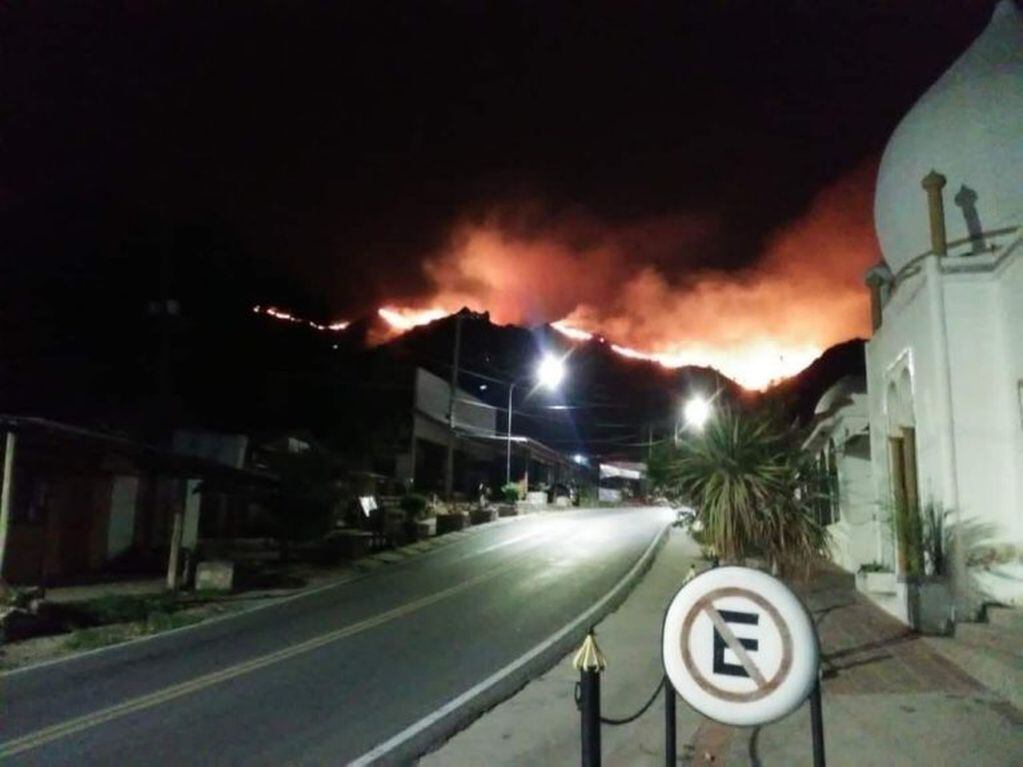 El incendio cercano al Complejo Recreativo Los Cocos. (Foto: Mariana Soria).