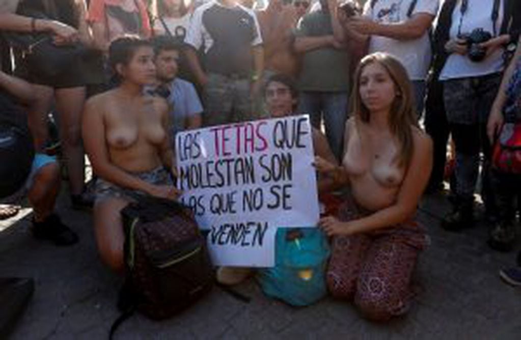 BAS19. BUENOS AIRES (ARGENTINA), 07/02/2017.- Mujeres participan de un "tetazo", una protesta contra la prohibición de hacer "topless", hoy, martes 7 de febrero de 2017, en el Obelisco de Buenos Aires (Argentina). La manifestación fue generada por un ampl