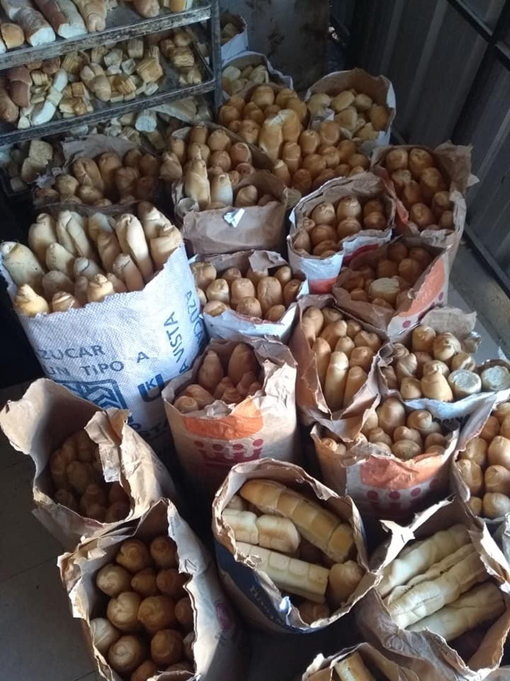 Algunos de los cientos de kilos de pan y criollos donados por semana en distintos barrios de Carlos Paz.