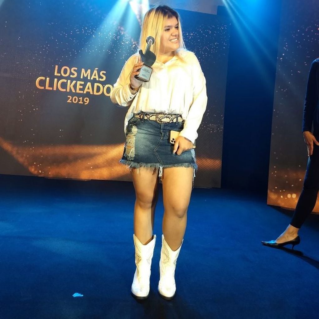 Mini de jean y botas texanas: el look de More Rial para la gala de #LosMásClikeados  (Foto: Instagram/ @ciudad_magazine)