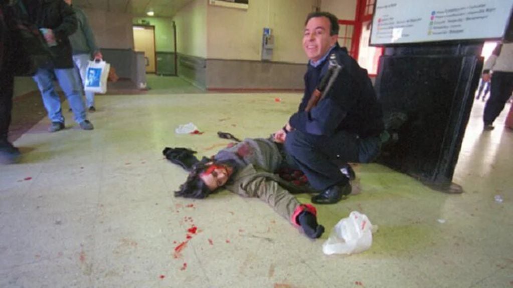 Maximiliano Kosteki agoniza en el hall de la estación Avellaneda. Le dispararon por la espalda con un proyectil de plomo en el marco de una protesta. Gentileza Infobae
