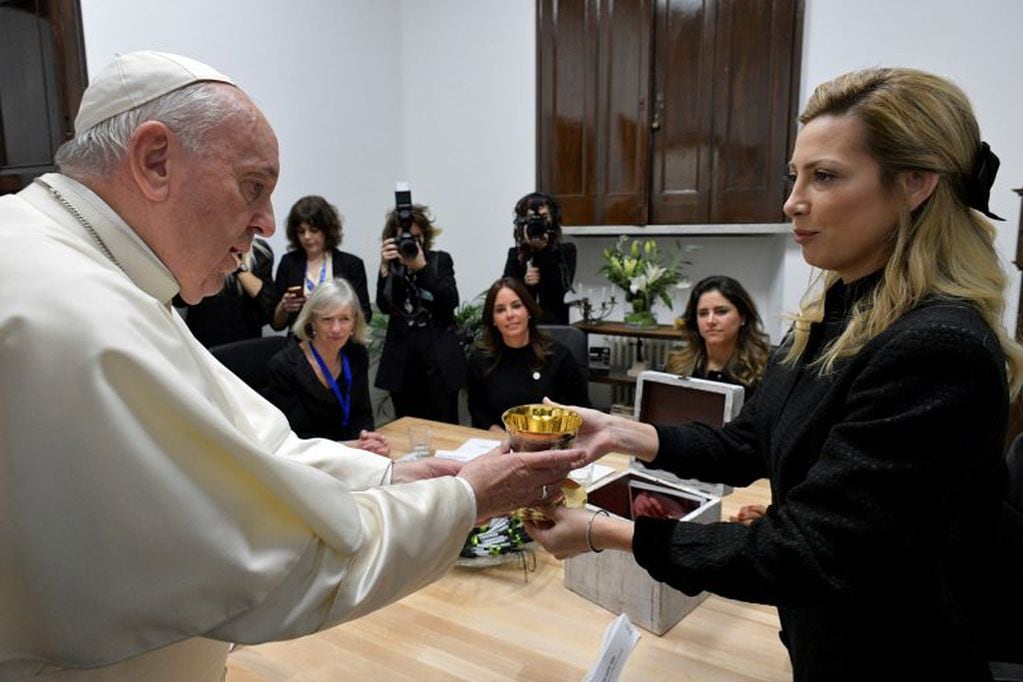 El papa Francisco con Fabiola Yáñez. (prensa Vaticano).