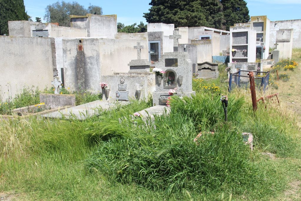 Algunas de las tumbas en el cementerio de Punta Alta.