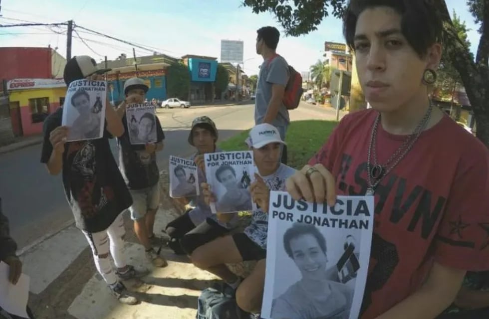 Familiares, amigos y compañeros de Jonathan Ramírez marcharon por Posadas para pedir justicia. (Foto: El Territorio).