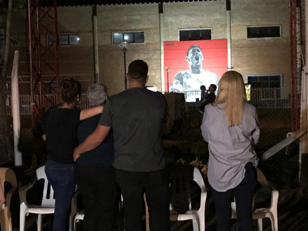 Las imágenes del emotivo homenaje a Emiliano Sala en Progreso