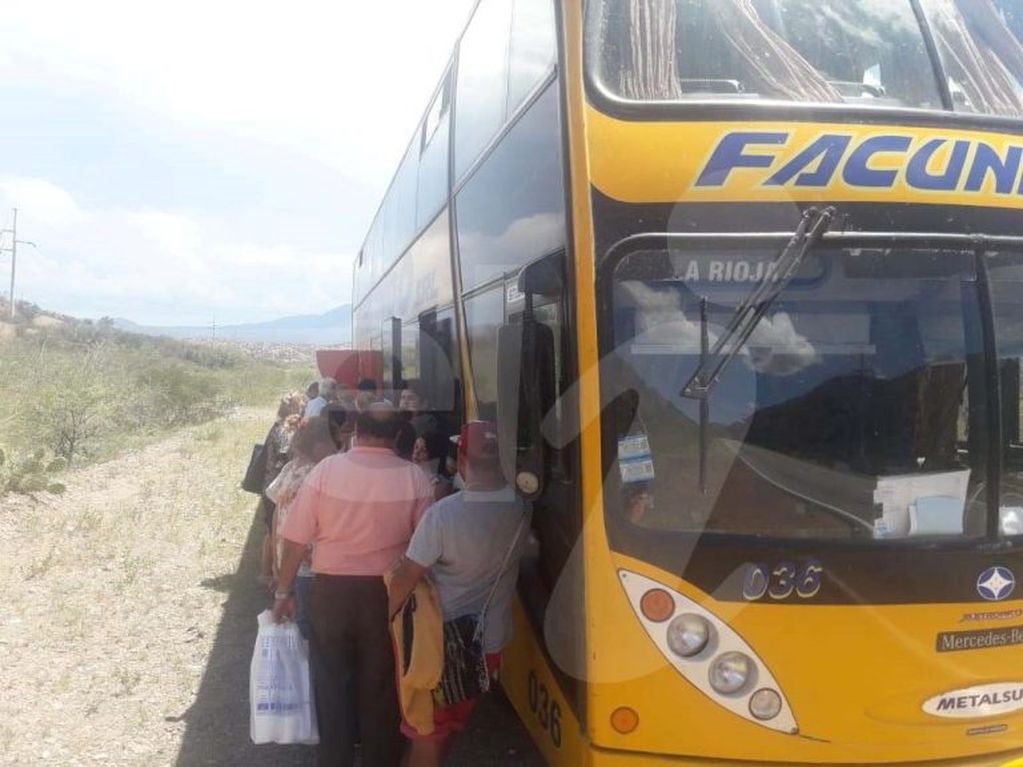 Antes de llegar a la ciudad de Aimogasta, el antiguo colectivo dejó en plena ruta a pasajeros que tuvieron varias horas de retraso.
Foto: EL INDEPENDIENTE