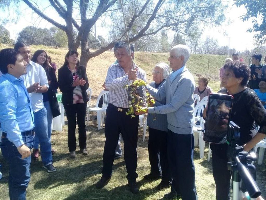 El abuelo recibiendo durante el reconocimiento como "Vecino destacado por contribución a la mejora de la calidad de vida" en Cerrillos. (El Tribuno)