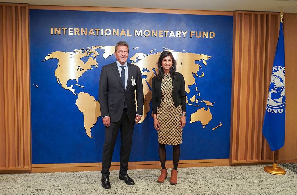 El ministro de Economía, Sergio Massa, junto a la subdirectora Gerenta del Fondo Monetario Internacional (FMI), Gita Gopinath.