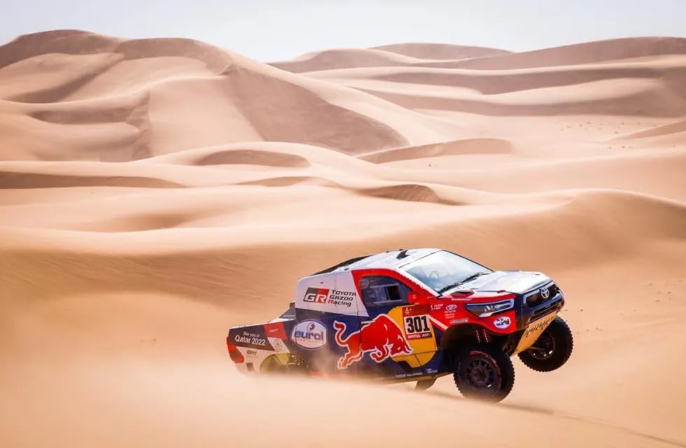 Nasser Al-Attiyah y su Toyota, en acción. El catarí logró el triunfo en la tercera etapa del Dakar 2021.