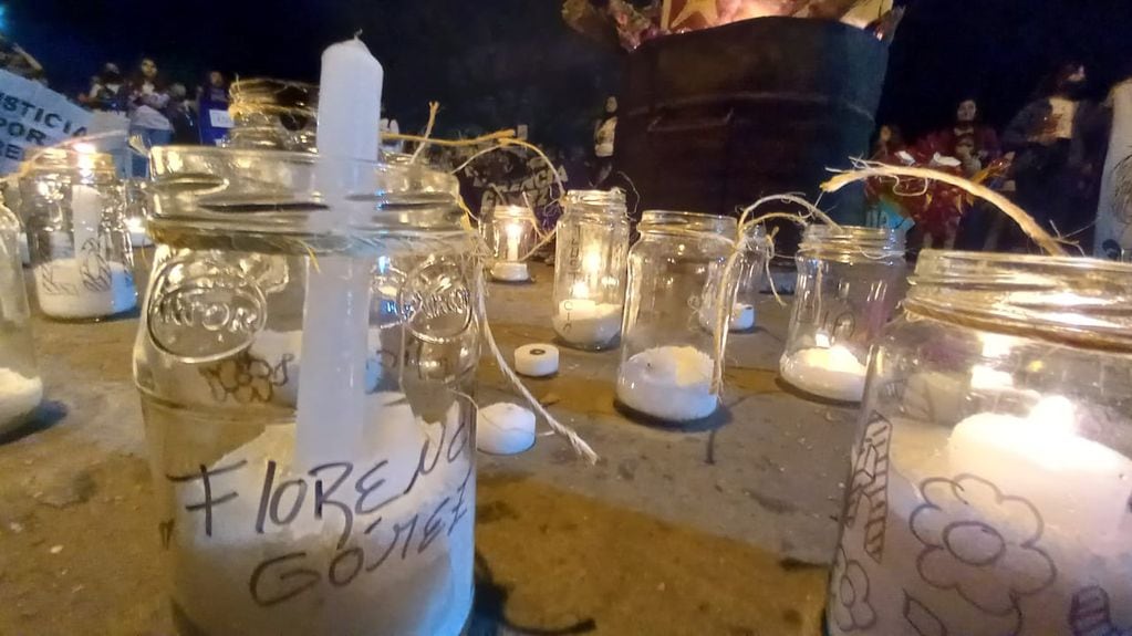 En San Jorge encendieron velas durante el acto por el aniversario del crimen.