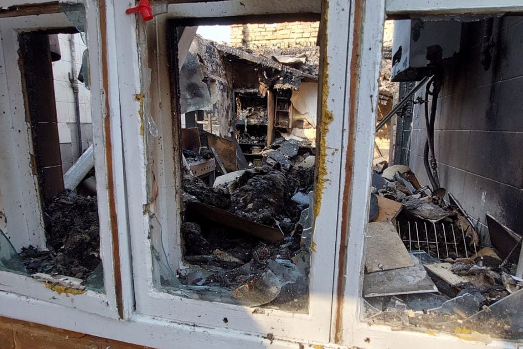 Ucrania. A través de una ventana, una habitación destruida por el impacto de un proyectil. (Foto / Federico Piccioni Aimar)