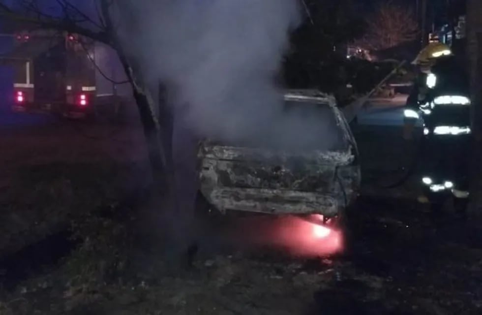 El auto se consumió totalmente por las llamas.