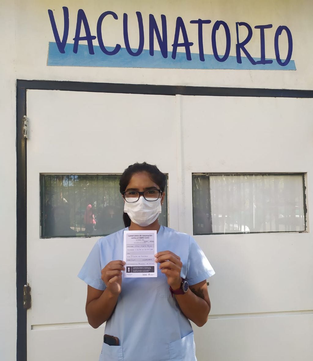 La enfermera Gisel Videla muestra el certificado de la primera dosis recibida de la vacuna Sputnik V contra el coronavirus. Orlando Pelichotti/Los Andes