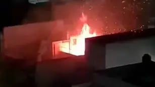 Videos que se publicaron por Twitter muestran como el fuego llegó hasta lo alto del edificio de ocho pisos. (Twitter / @Marcelo_MM2023)