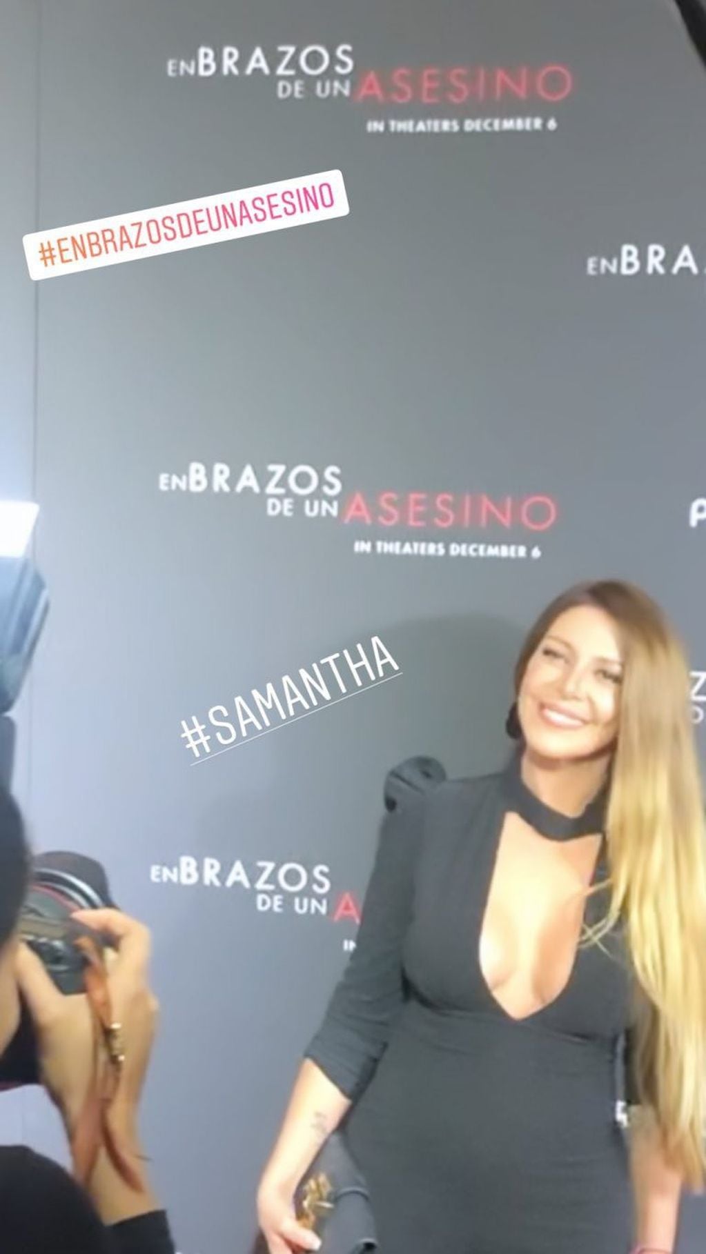 Mónica Ayos se robó todos los flashes con su sensual look en la avant premiere de su nueva película (Foto: Instagram/ @monicaayos)